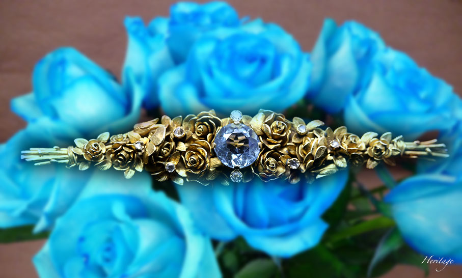 アクアマリンとゴールドの彫金が見事な青いバラのバーブローチ