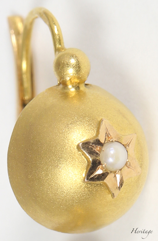 フランスの極小天然真珠を使ったマット・ゴールドのアンティーク・ピアス
