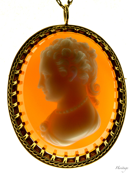 ストーンカメオのアンティークジュエリーのバックライト画像