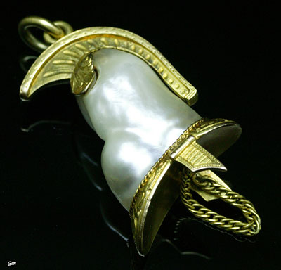 古代ローマ軍の兜を表現した天然真珠の芸術的なアンティーク・ペンダント