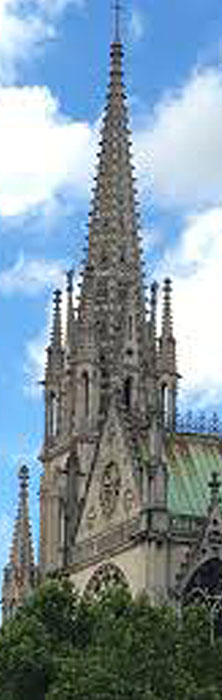 ゴシック様式　尖塔　教会