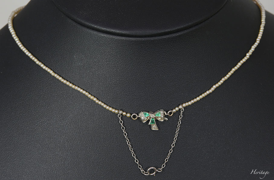 天然真珠ネックレスの可愛らしいエメラルドのリボン型クラスプとセーフティチェーン