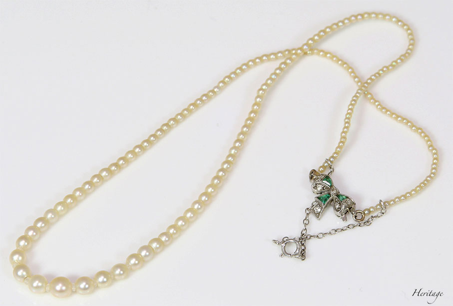 エメラルドのリボン・クラスプが可愛いアールデコの最高級の天然真珠ネックレス