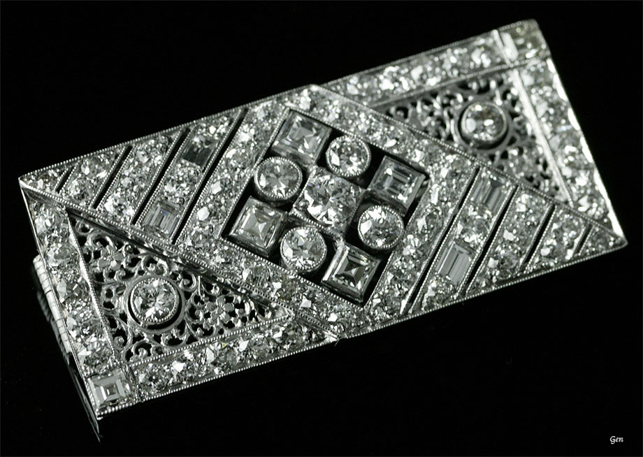 アールデコのステップカット・ダイヤモンドとプラチナの透かし細工が見事なブローチ