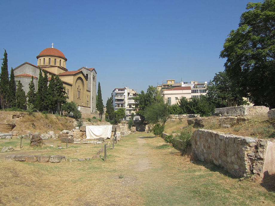アカデミアに通じるアテネの古代の道