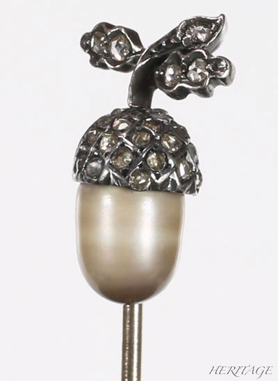 天然真珠とダイヤモンドで作られたロシアのドングリのクラバットピン