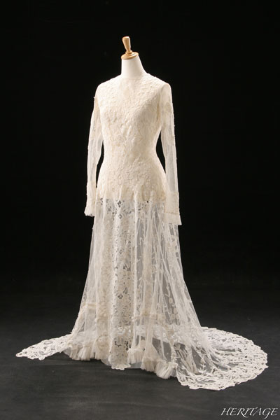 「糸の宝石」総ボビンレースのアンティークのウェディングドレス