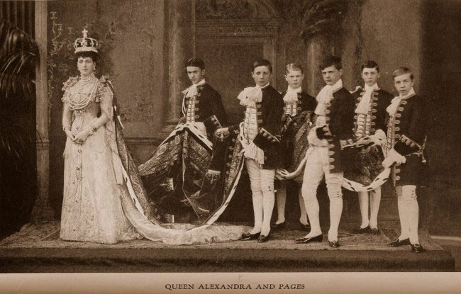 ウォルトのメゾンのドレスを纏ったイギリス王妃アレクサンドラ