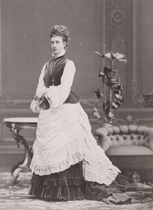 1870年代に流行したバッスル・ドレス姿のイギリスのアレクサンドラ皇太子妃