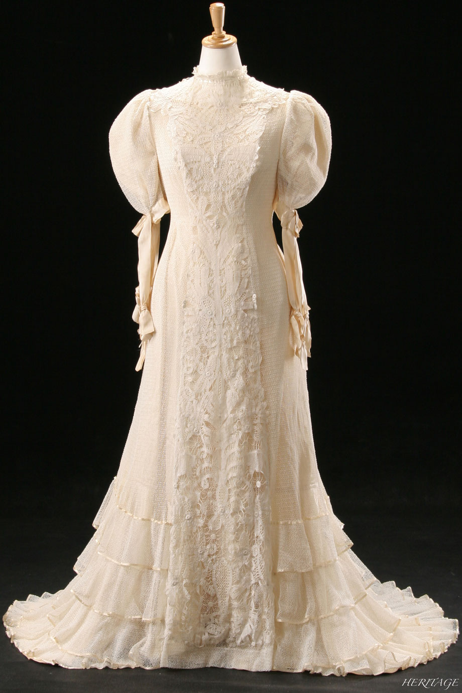 1900年代手縫いのアンティークドレス-