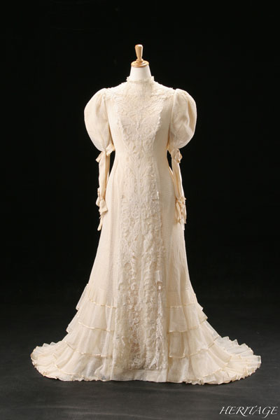 「糸の宝石」ボビンレースを使った段々フリルが可愛らしいジゴ袖（レッグ・オブ・マトン・スリーブ）のアンティークのウェディングドレス