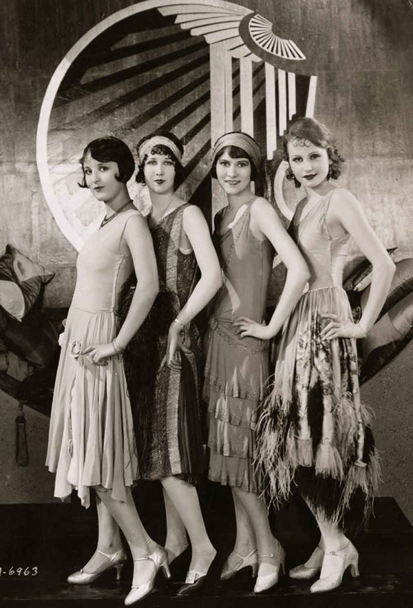 1920年代のイブニングドレスのフラッパーの女性たち