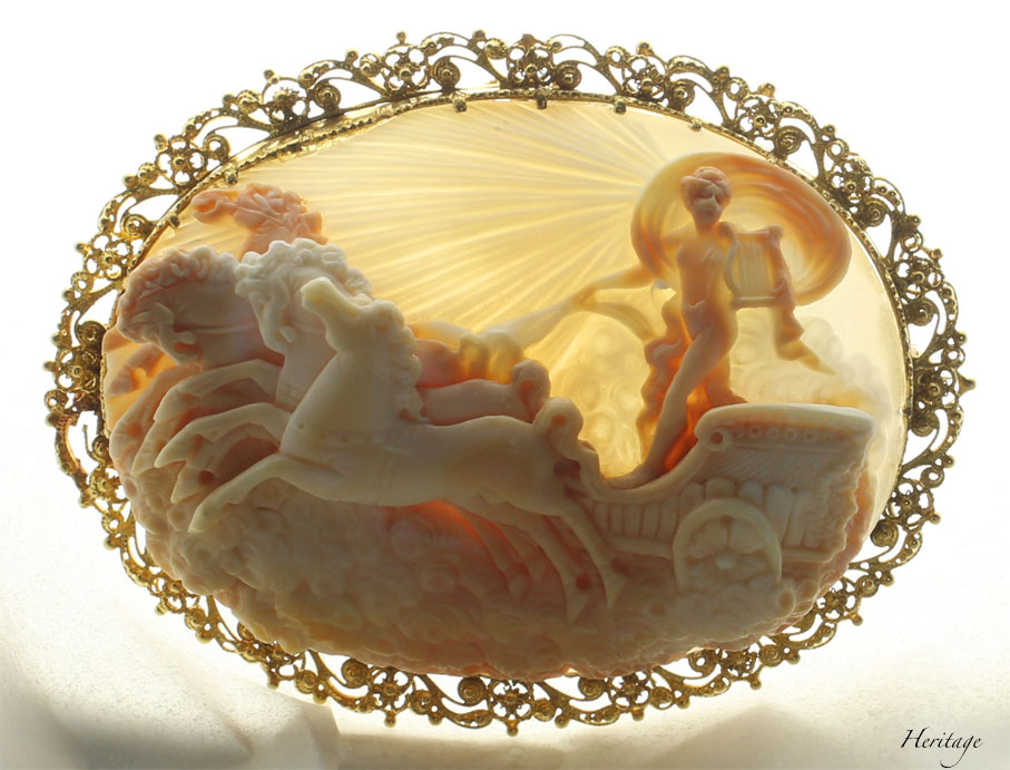 「黄金馬車を駆る太陽神アポロン」を描いたアンティークのシェルカメオの傑作（アンティークジュエリー）にバックライトをあてた所