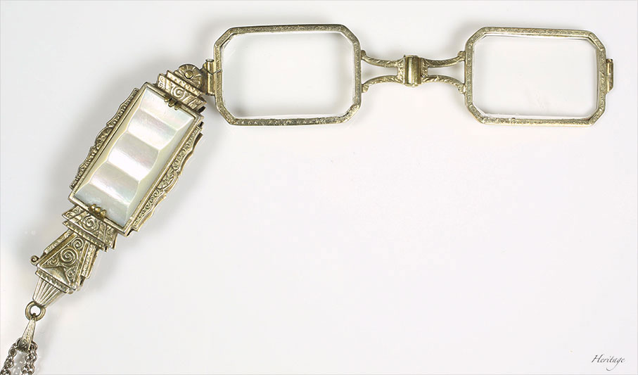 スウェーデンのマザーオブパール＆シルバーギルトのアールデコのペンダント型ロニエット（眼鏡を出した状態）
