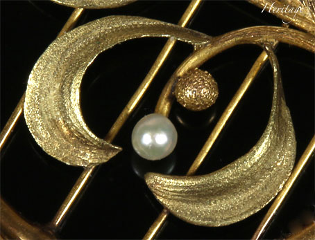 黄金と天然真珠で表現した宿り木の実