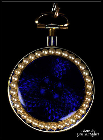 18世紀の懐中時計の美しいブルーのエナメル