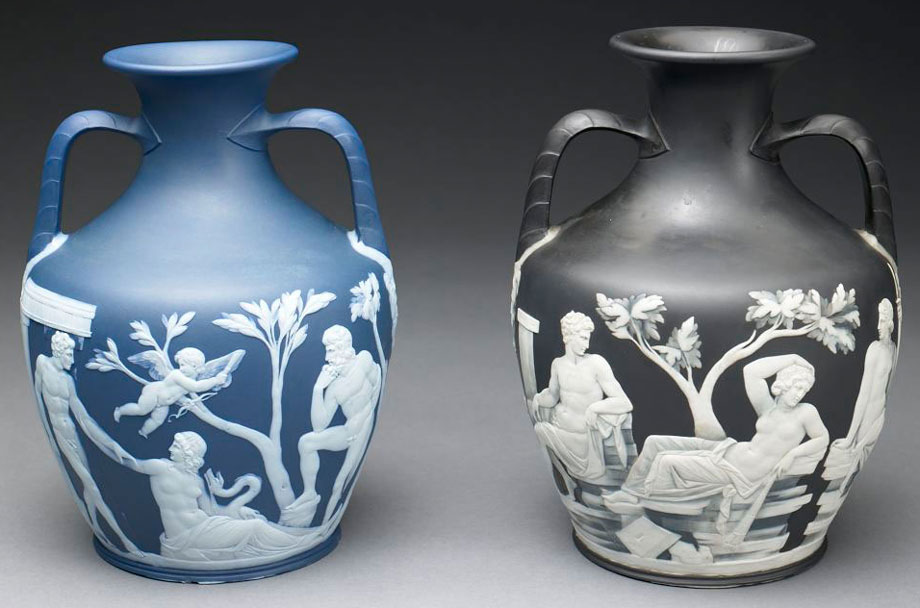 『ポートランドの壺の再現』（ウェッジウッド　左ブルー：1791年頃、右ブラック：1790年頃）バーミンガム美術館蔵