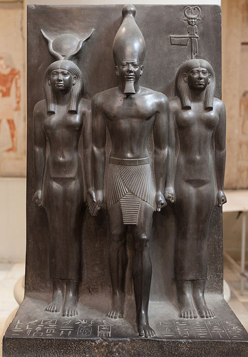 メンカウラー王と女神達（古代エジプト　紀元前2532-紀元前2500年頃）カイロ美術館蔵