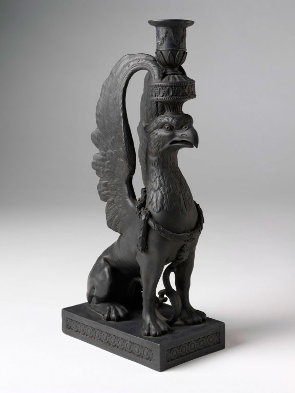 ブラックバサルトの古代エジプトの鷲のキャンドルホルダー（ウェッジウッド　1771年頃）V&A美術館蔵