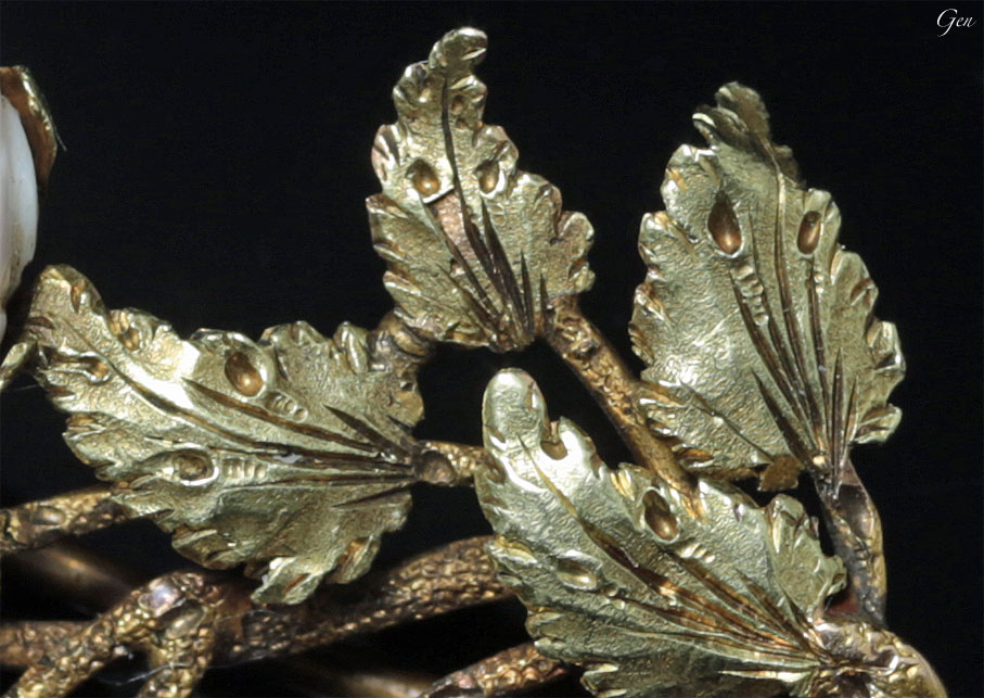 ジョージアンのカラーゴールドと彫金細工を駆使したアンティークジュエリーの葉