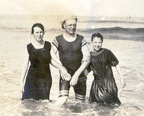 20世紀初頭の海水浴を楽しむ人々