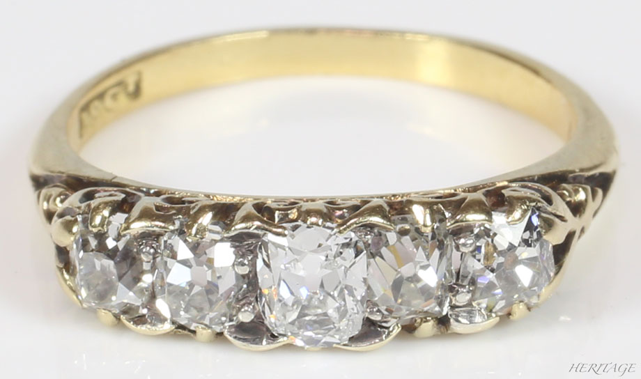 クッションシェイプカット・ダイヤモンドの煌めきが美しいヴィクトリアンの一文字リング