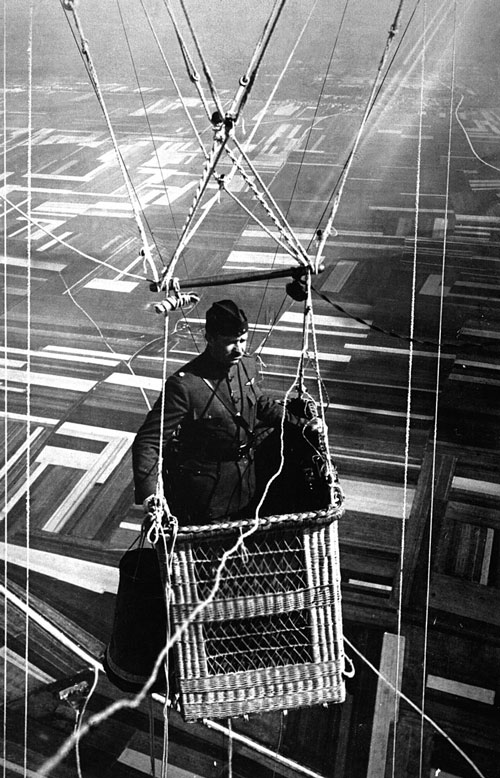 第一次世界大戦の前線近くで観測気球に乗っているアメリカ軍の少佐