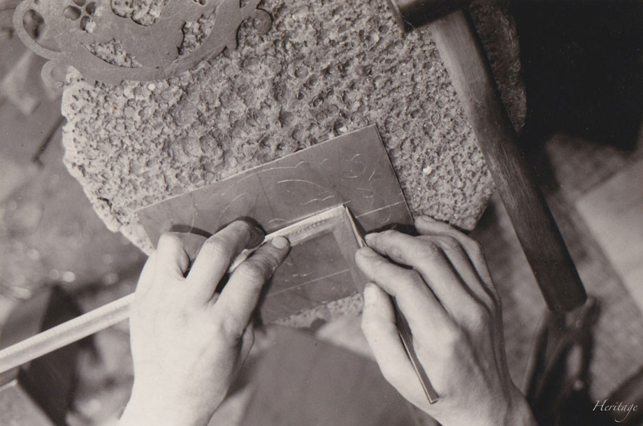 米沢箪笥の透かし金具作りの、鉄板にデザインを罫書く行程