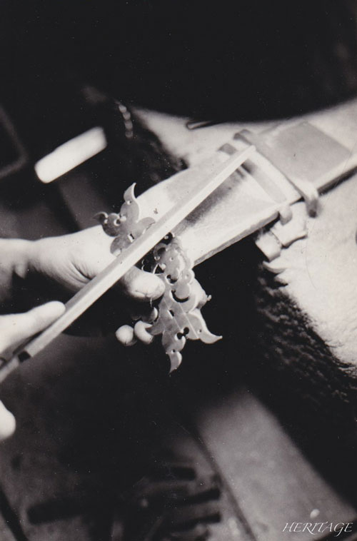 米沢箪笥の透かし金具作りの、金具を鑢で磨いて仕上げる工程