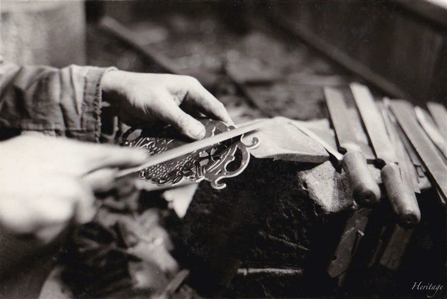 米沢箪笥の透かし金具作りの、鑢で磨いて仕上げる工程