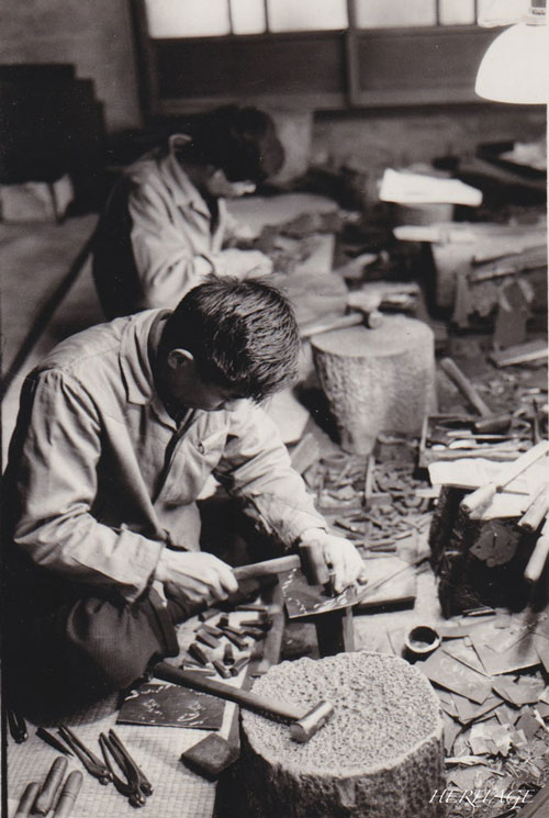 米沢箪笥の透かし金具作りの作業場と職人