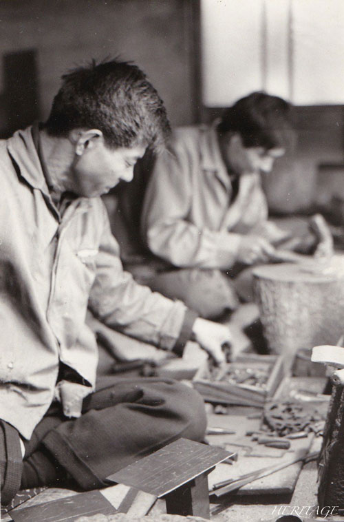 米沢箪笥の透かし金具細工の作業場と職人