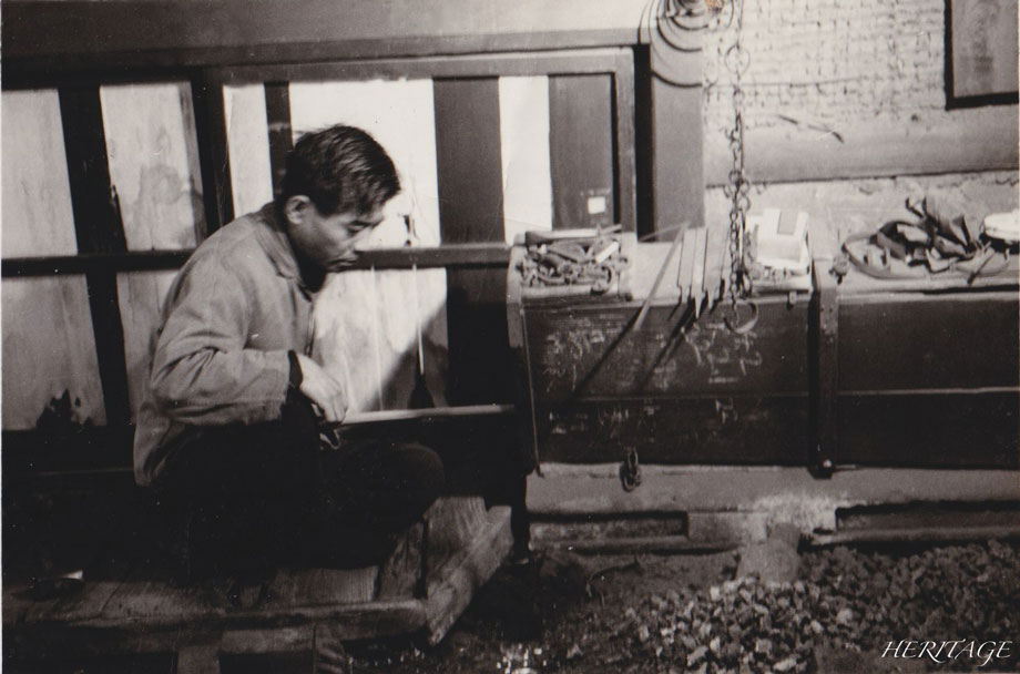 米沢箪笥の透かし金具細工の作業場と職人