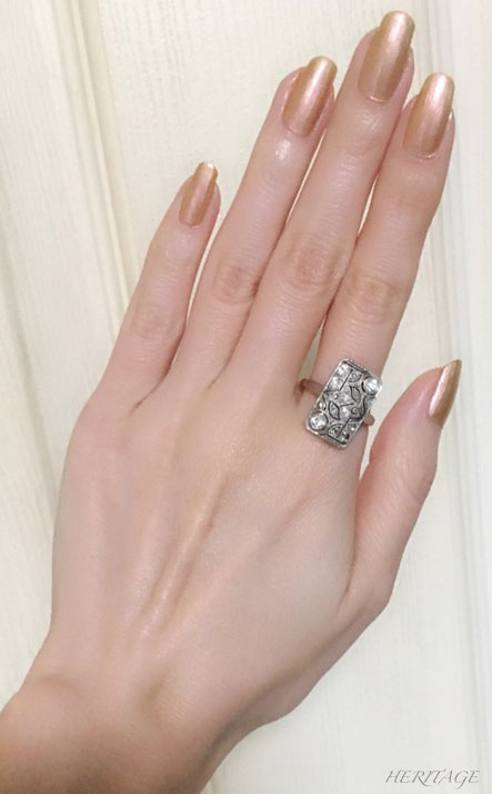 透かし細工が美しいアーリー・アールデコのダイヤモンド・リングの着用イメージ
