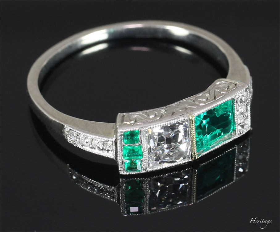 エドワーディアンの初期プリンセスカット・ダイヤモンド＆最高級エメラルドのアールデコ・デザインの美しいリング