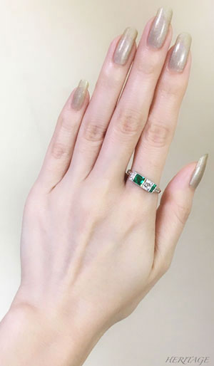 アールデコのプリンセスカット・ダイヤモンド＆エメラルドのリングの着用イメージ
