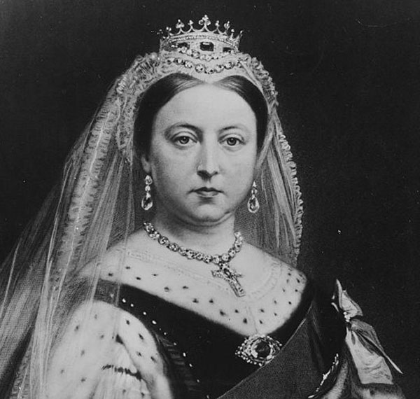 アルバートがデザインしたサファイア・コロネット・ティアラをつけたヴィクトリア女王