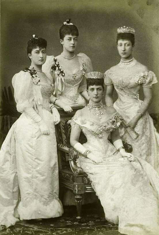 ドレスに身を包んだ美しいアレクサンドラ皇太子妃と3人の娘たち