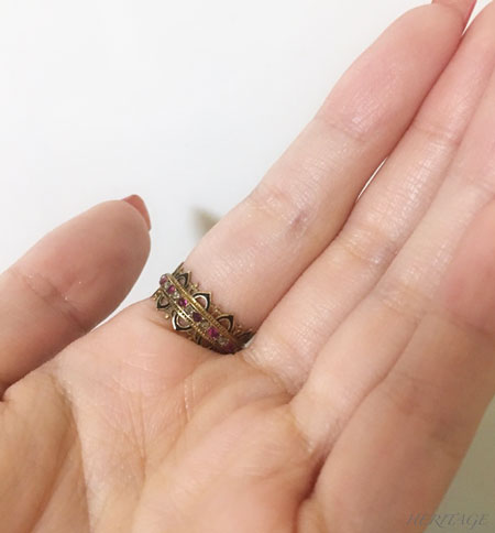 ルビー＆ダイヤモンドのコロネット型の透かしエナメルリングの着用イメージ