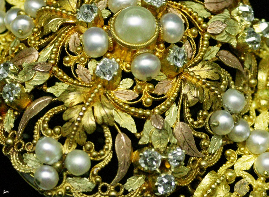 アンティークの最高級ジュエリーのカラー・ゴールドと彫金と粒金による美しい金細工