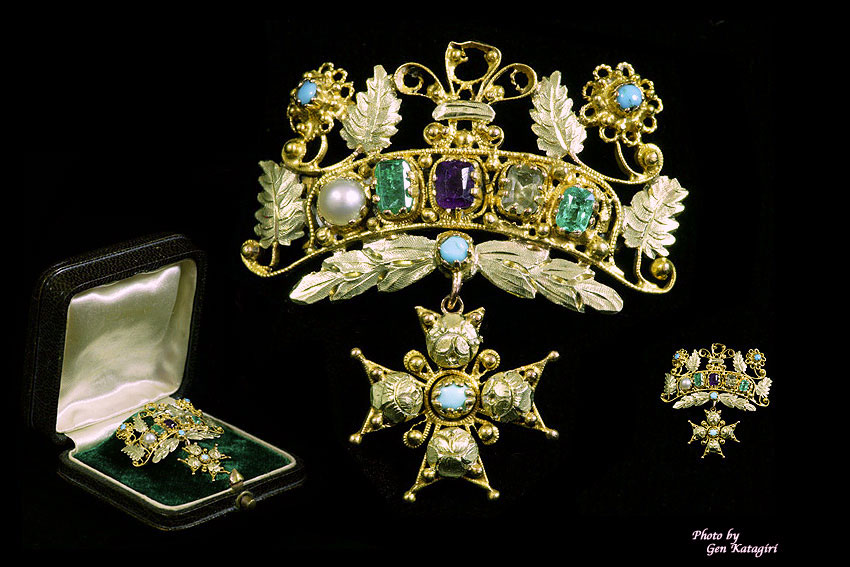 イギリスの摂政王太子ジョージ4世からウォテイエ卿にフランスの戦勝記念として贈られた｢PEACE｣が宝石言葉で書かれた1814年のメモリアル・ジュエリー