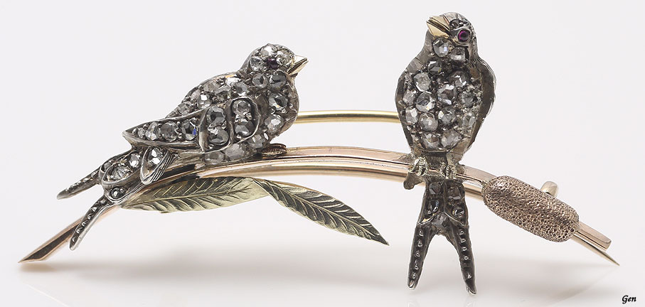 ガマの穂に留まる二羽の小鳥たちの芸術的なダイヤモンド・ブローチ