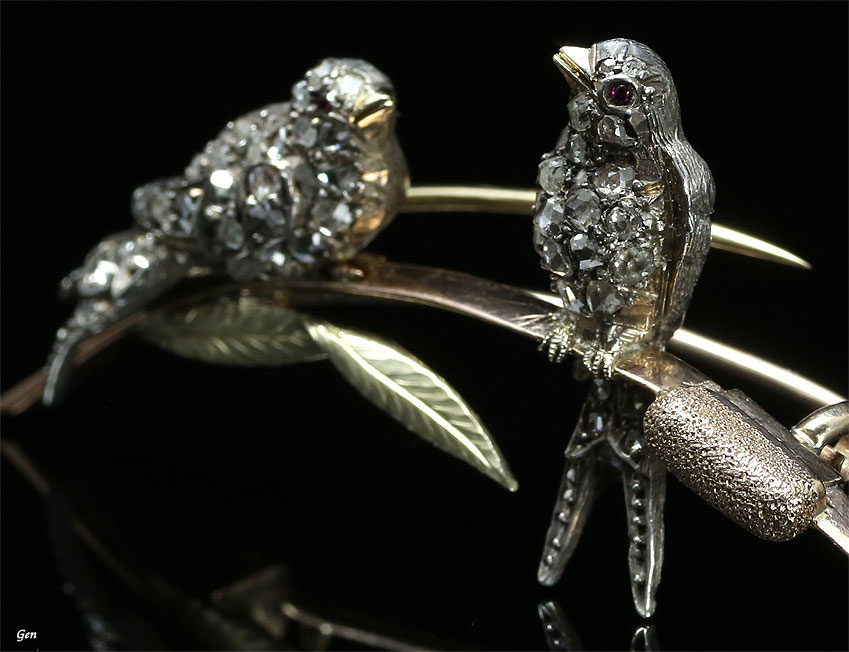 美しいクローズド・パヴェ・セッティングの小鳥たちのブローチ
