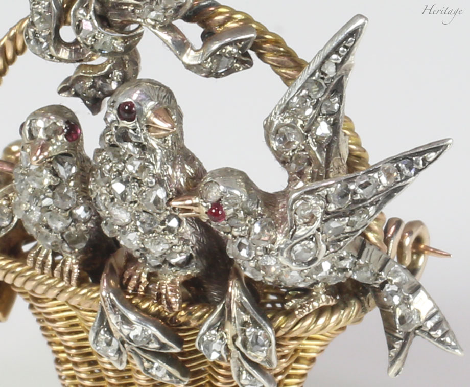 クローズド・パヴェ・セッティングの見事なダイヤモンドの小鳥たち