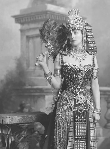 ヴィクトリア女王のダイヤモンド・ジュビリーを祝うデヴォンシャー・ハウスでの大仮装舞踏会でクレオパトラに扮する貴婦人