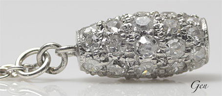 オールドヨーロピアンカット・ダイヤモンドがパヴェ留めされた俵型クラスプ