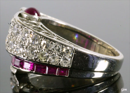 ステップカット・ダイヤモンドを使ったアーキテクチャ的なアールデコ・リング