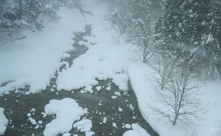 福島から米沢に向かう電車の車窓から見た吹雪と谷底