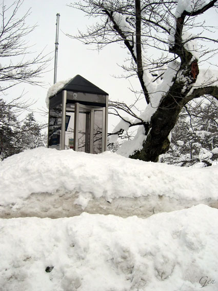 雪に埋もれた米沢の電話ボックス