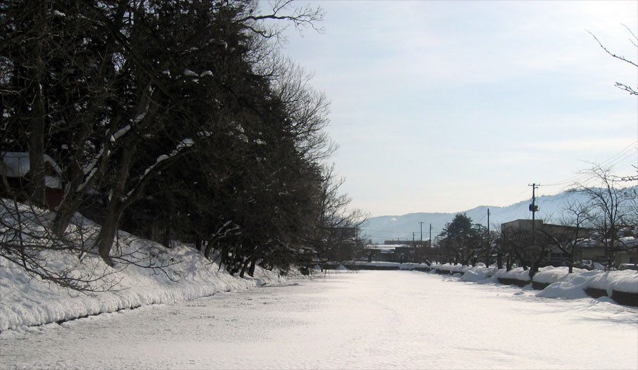 冬の凍った米沢の川